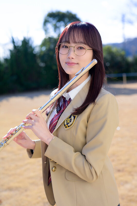 石川花音 制服姿でフルートを持つ清楚な笑顔のイメージショット